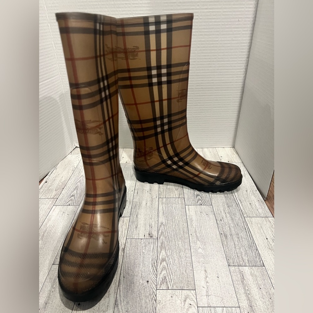 100% Authentic Burberry Classic RainBoots, Size 38, Classic Burberry Print.